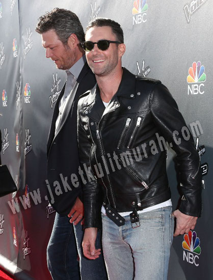 jaket kulit biker Adam Levine pada NBC's The Voice Red Carpet Event